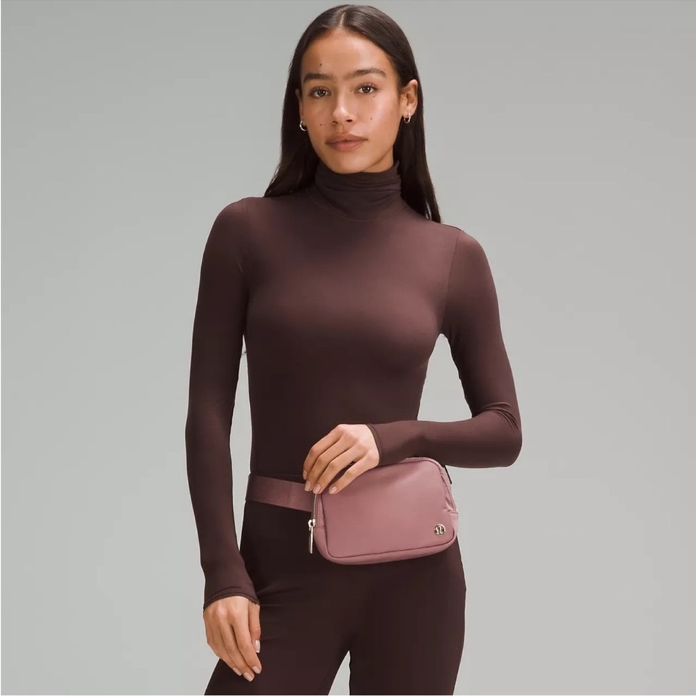 NWT Lululemon Everywhere Belt Bag
Spiced Chai Metal Hardware Spiced Chai/Gold - Picture 2 of 8